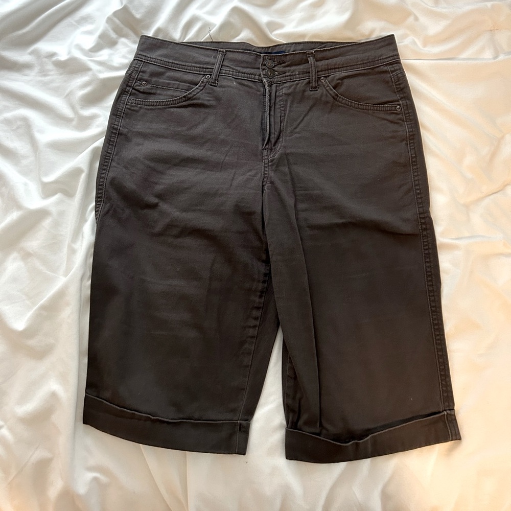 Black Capri pants